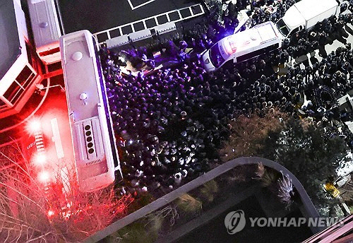 고위공직자범죄수사처(공수처)와 경찰이 윤석열 대통령에 대한 2차 체포영장 집행에 나선 15일 서울 용산구 한남동 대통령 관저 입구에서 경찰이 관저 진입을 시도하고 있다. [연합뉴스]
